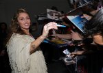 O melhor look da Miley Cyrus na era Something Beautiful é sempre o próximo