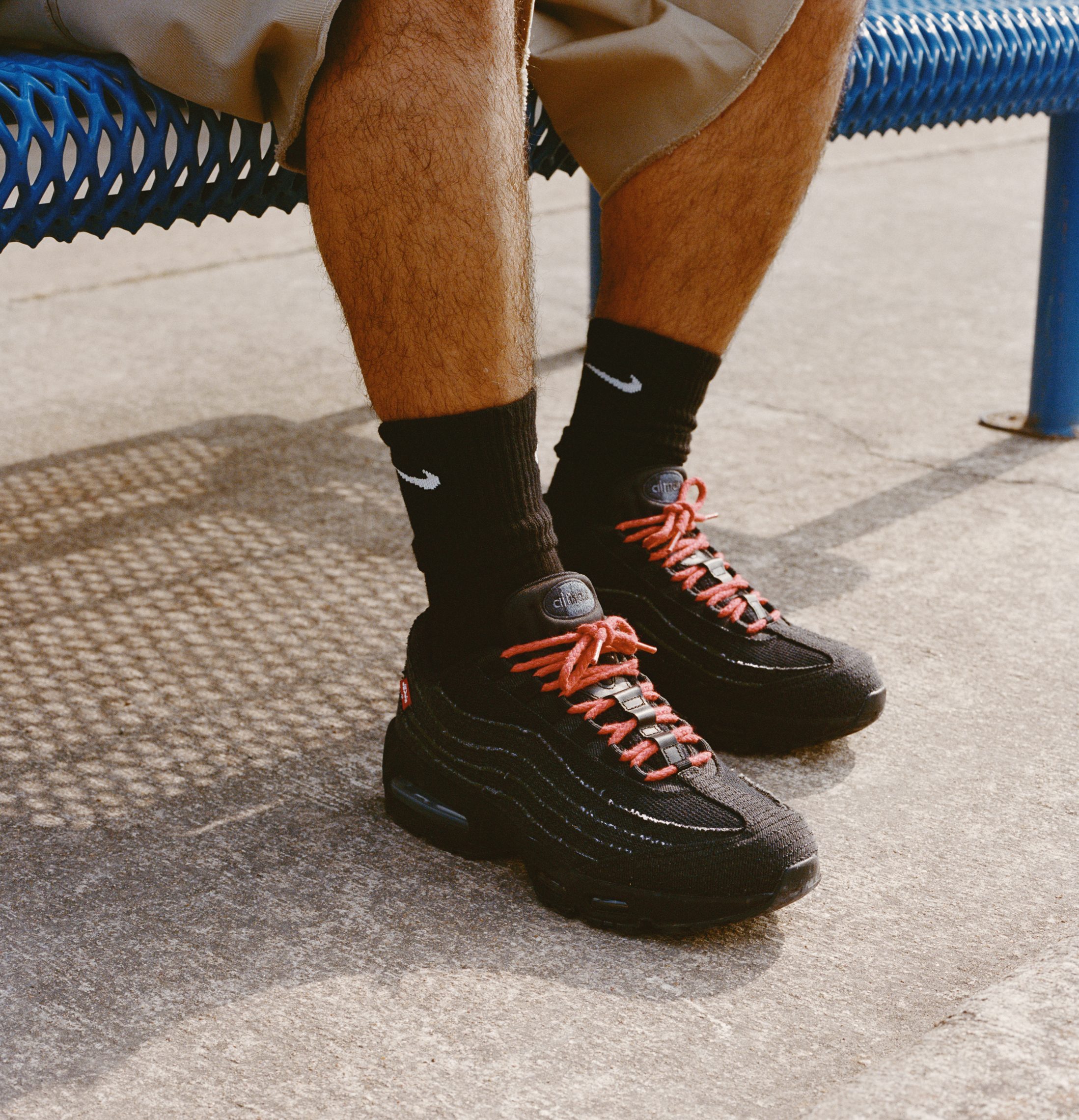tenis-collab-nike-levis-air-max-95-preto Tênis Air Max 95 em denim preto da Nike em colaboração com a Levi's