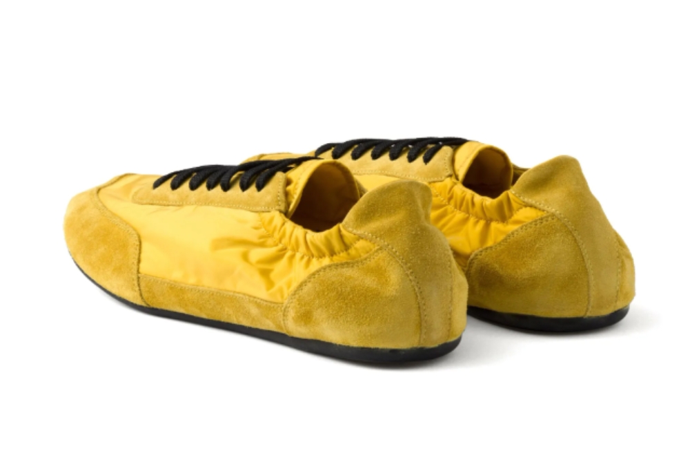 Tênis amarelo re-nylon da Prada usado por Harry Styles e Chay Suede