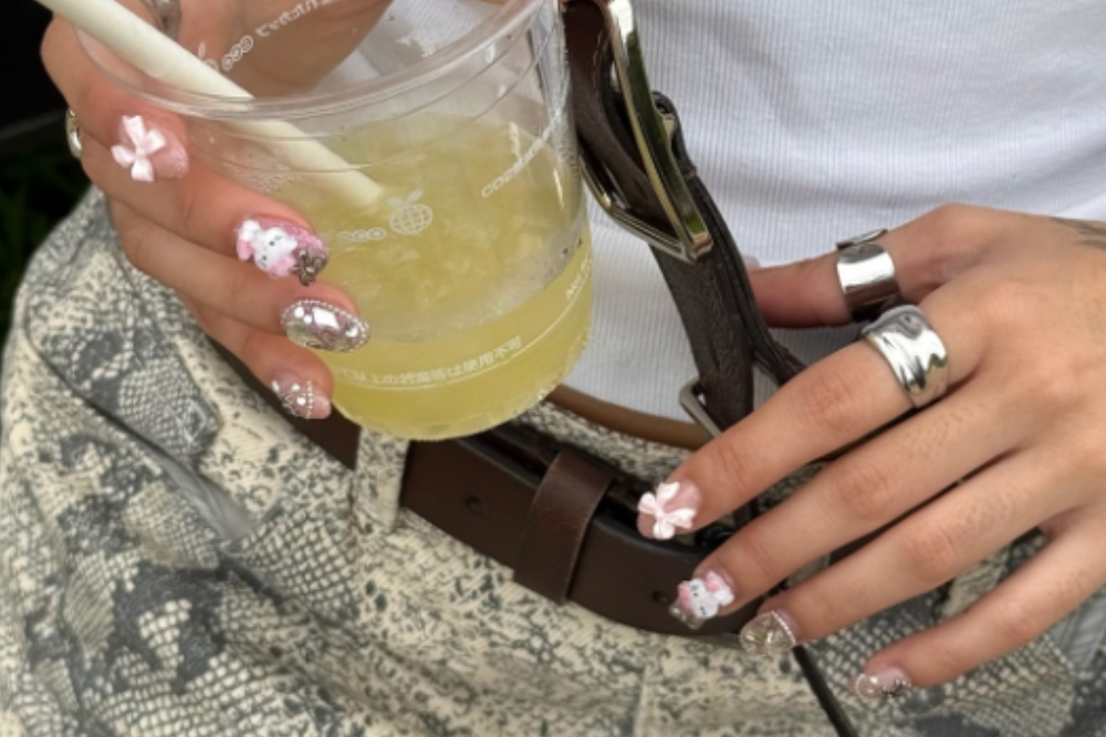 Unhas kawaii com Hello Kitty e laços