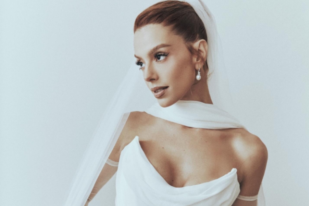 Giovanna Lancellotti se casa com vestido de noiva Vivienne Westwood feito sob medida