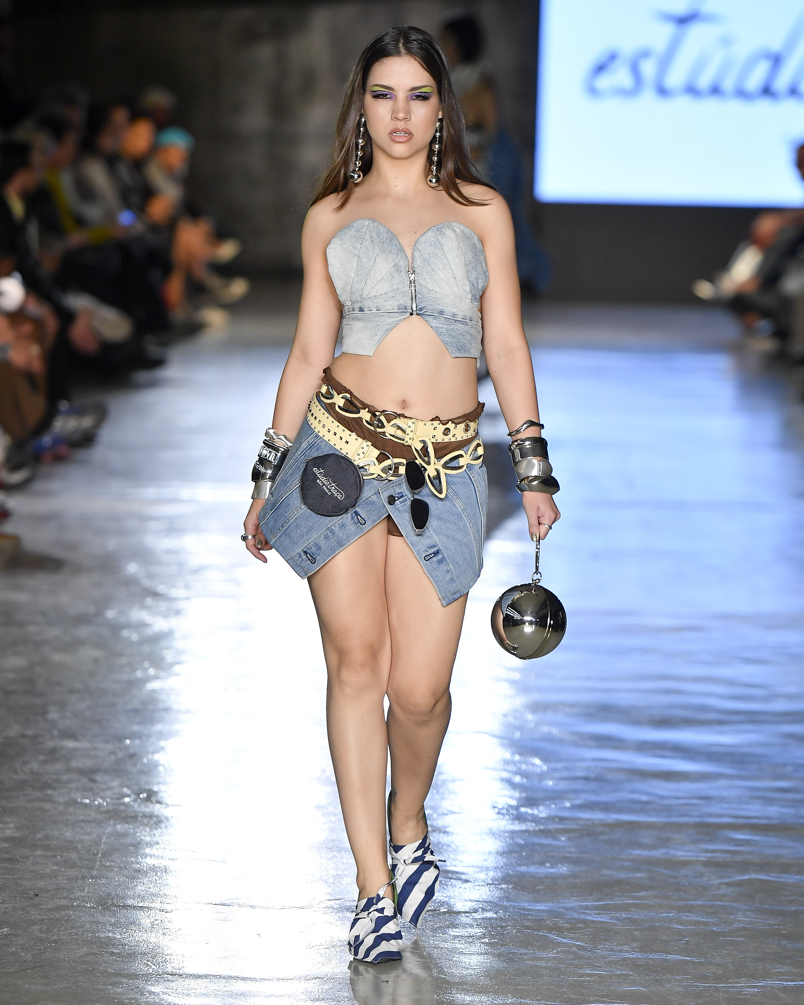 Monik da Moda em desfile da marca Estúdio Traça na Casa de Criadores 56