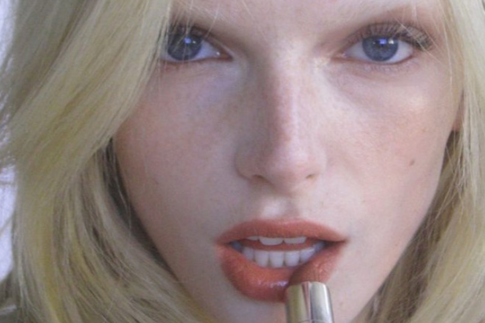 Alex Consani lança lip kit com a MAC