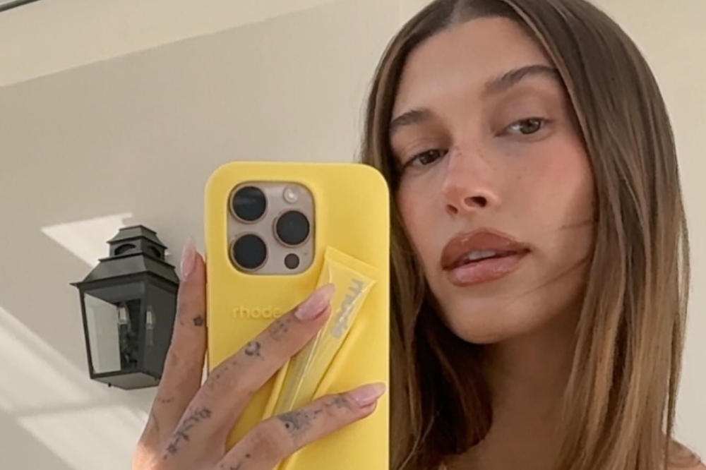 Hailey Bieber aposta em 'body chain' para carregar gloss