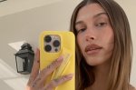 Hailey Bieber cria corrente de cintura como porta-gloss da Rhode