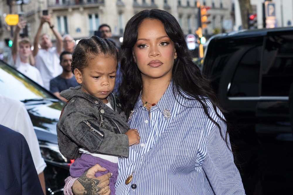Rihanna e seu filho Riot em Paris
