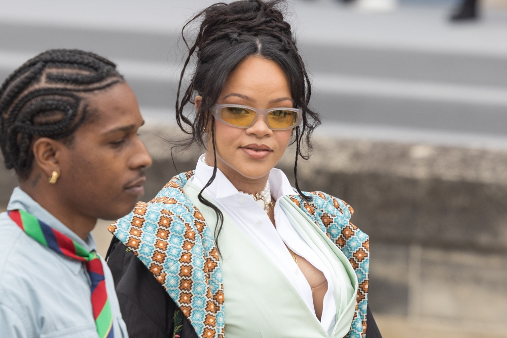 Rihanna e A$AP Rocky em desfile de estreia do estilista Jonathan Anderson na Dior durante a semana de moda masculina de Paris