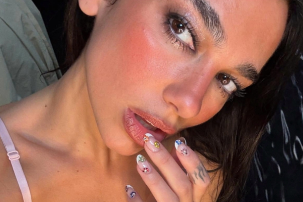 Unhas da Dua Lipa com flores brilhantes