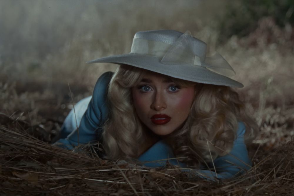 Sabrina Carpenter no videoclipe de Tears
