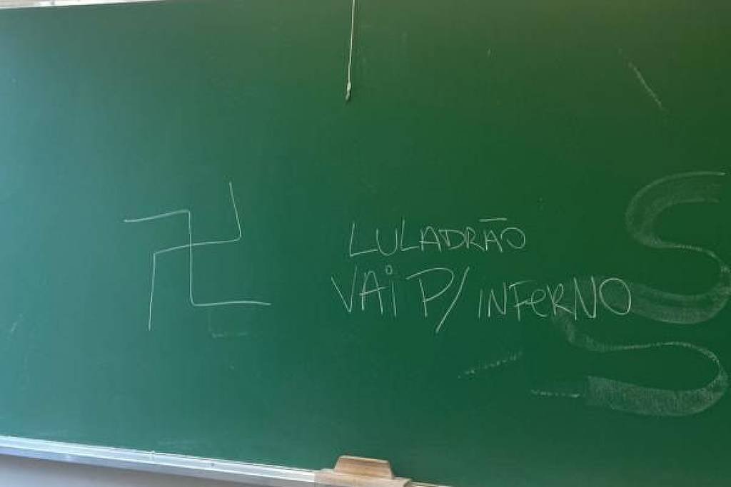 Imagem da lousa da PUC-SP em que aparece um desenho de uma suástica nazista, ao lado de um xingamento ao Presidente Luiz Inácio “Lula” da Silva (PT). Imagem da lousa da PUC-SP em que aparece um desenho de uma suástica nazista, ao lado de um xingamento ao Presidente Luiz Inácio "Lula" da Silva (PT).