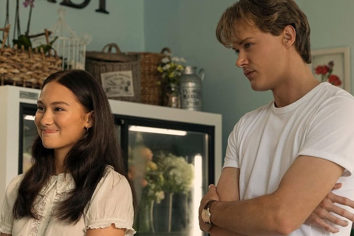 Belly Conklin (Lola Tung) e Conrad Fisher (Christopher Briney) na terceira temporada de O Verão que Mudou Minha Vida