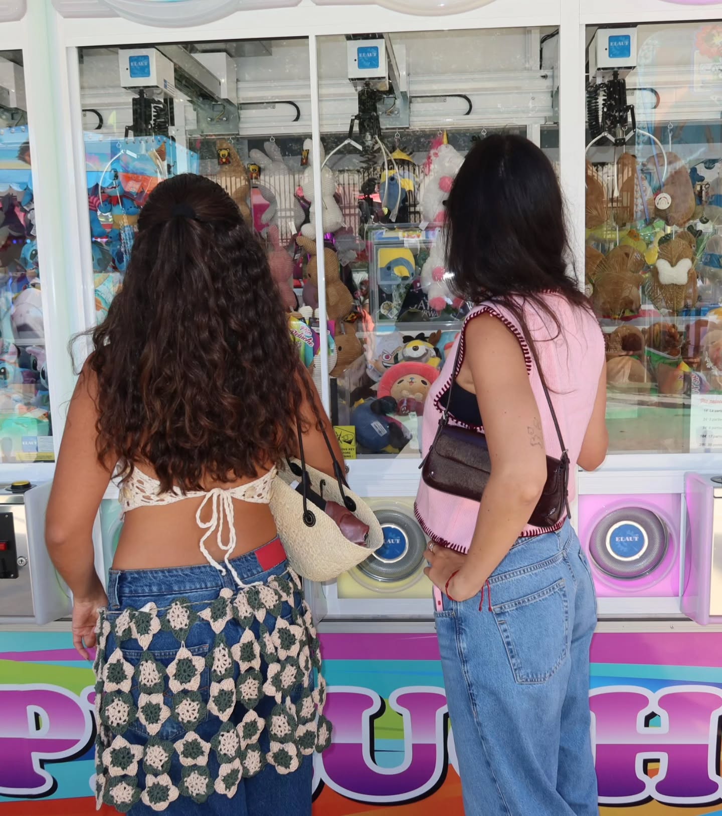 maisa-silva-saia-croche-calça Maisa e amiga Julia Rabelo durante férias em Paris