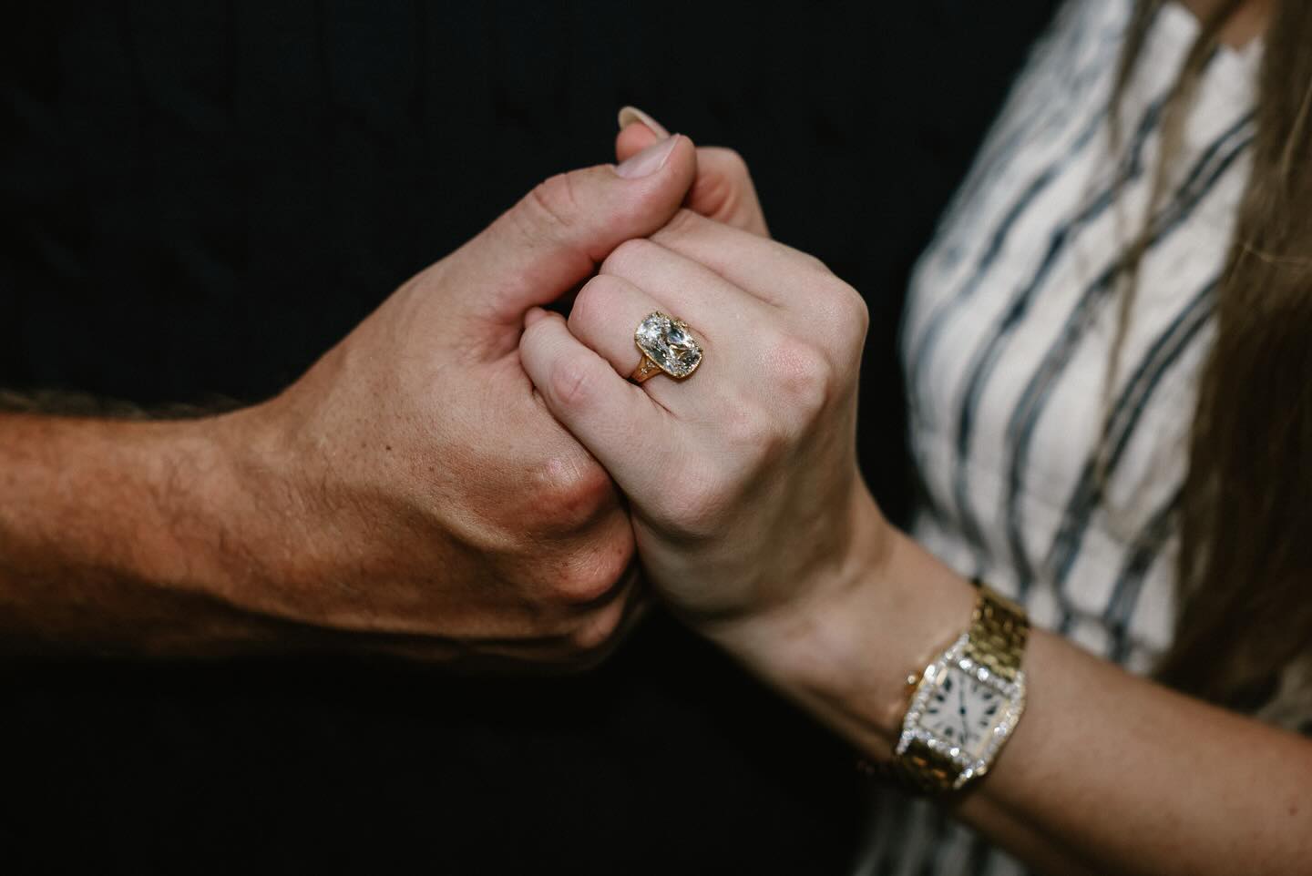 Taylor Swift e Travis Kelce anunciam que vão se casar