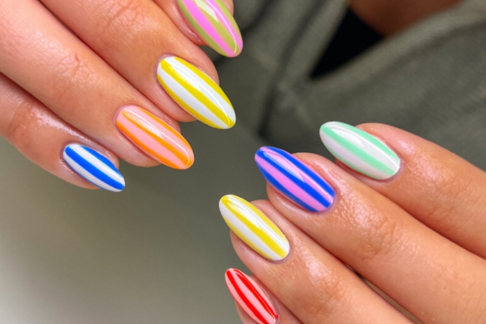 Unhas listradas de verão que imitam toalha de praia