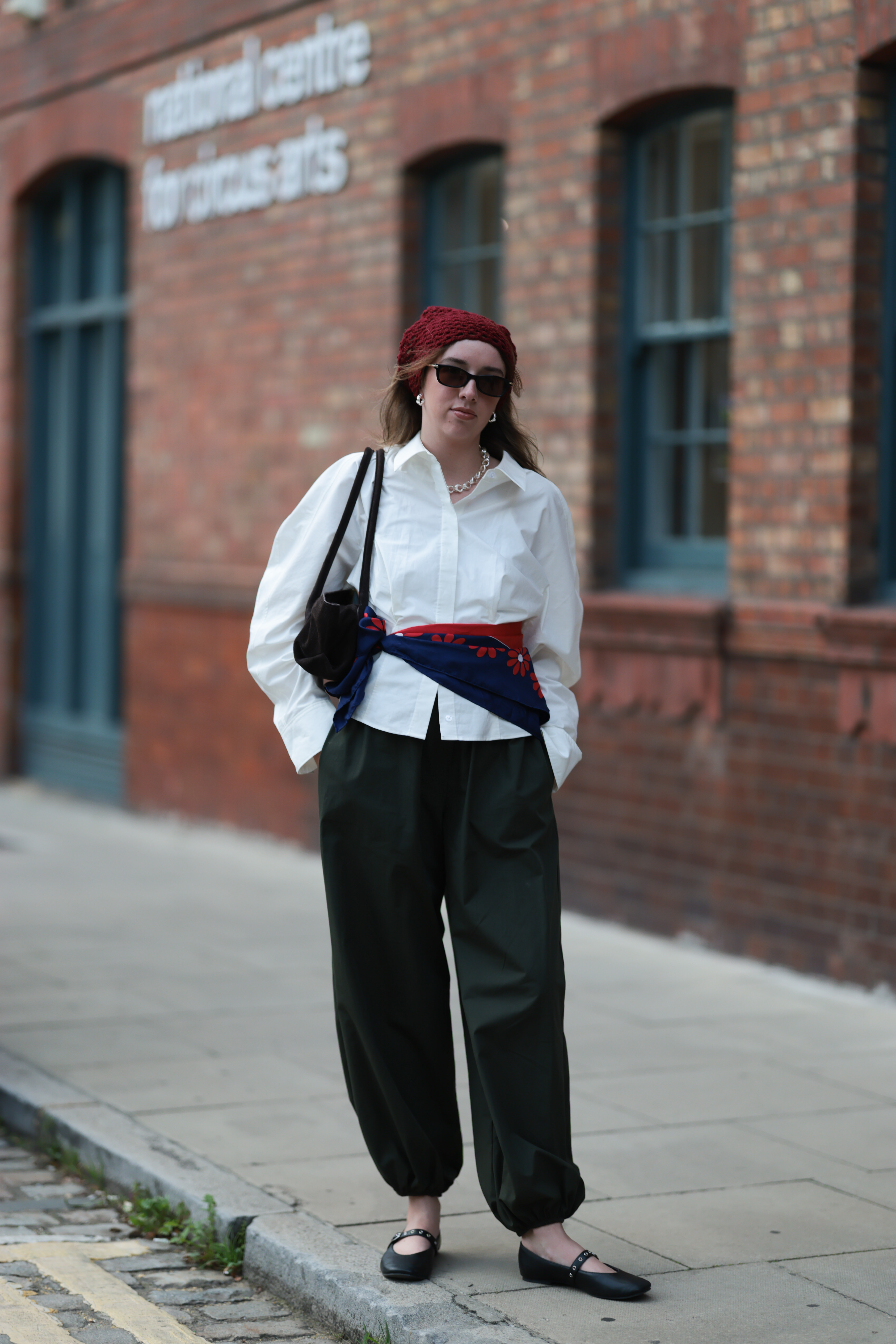 Street Style – Lfw September 2025 – Day One Uma convidada veste uma camisa branca de botões apertada na cintura com um lenço azul marinho antes do EBAY ENDLESS RUNWAY Show durante a London Fashion Week