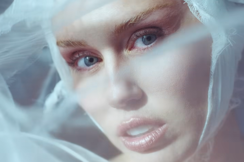 Miley Cyrus no clipe de Secret