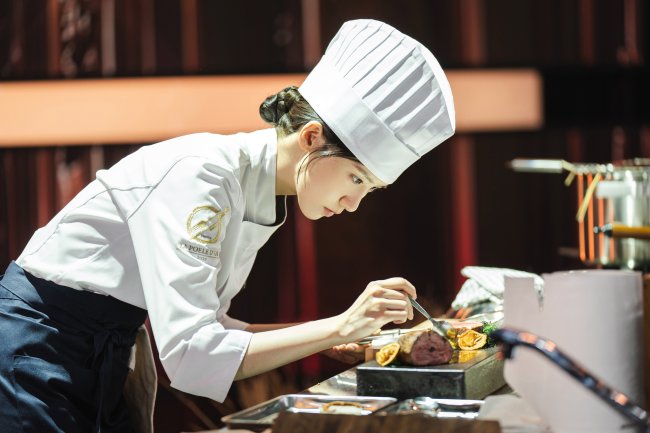 Bon Appétit, Vossa Majestade Lim Yoon-a em cena.