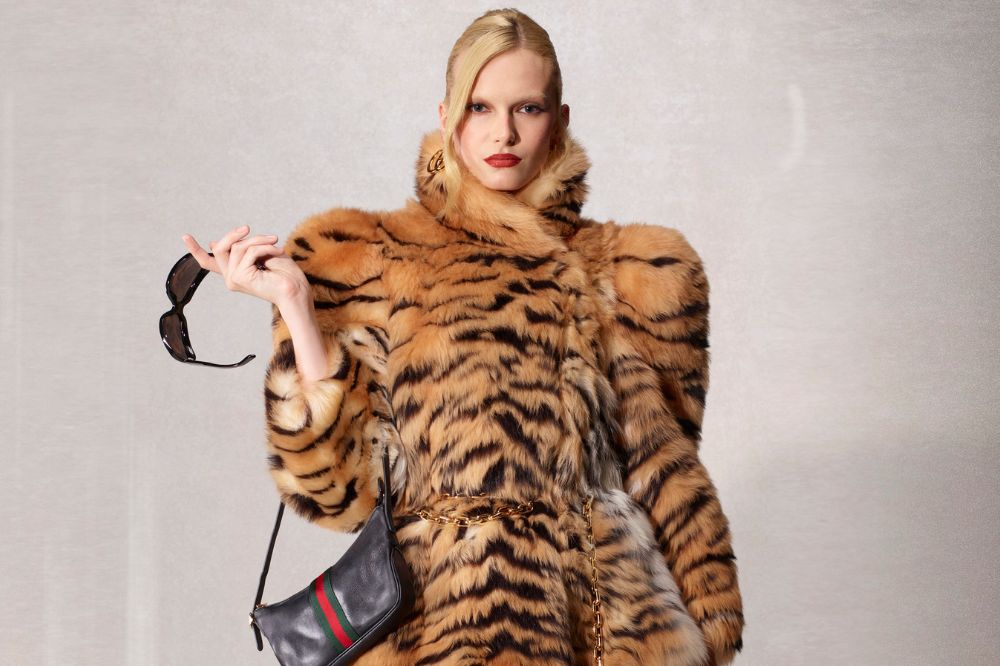 Alex Consani em foto da coleção 'La Famiglia', a primeira de Demna Gvasalia para Gucci