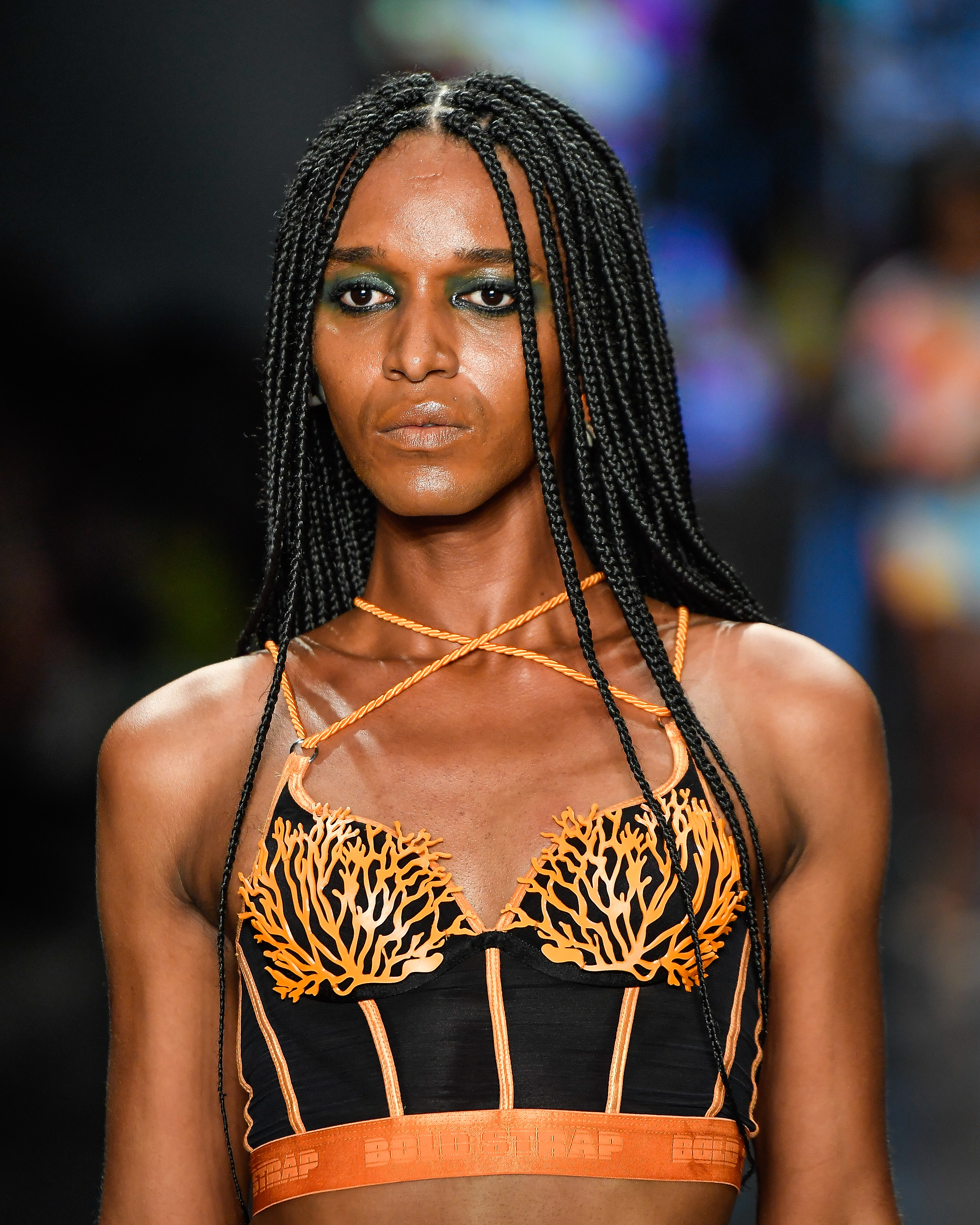 Bold StrapSPFW N60 Foto: Marcelo Soubhia / @agfotosite Modelo desfilando no desfile da Bold Strap SPFW N60 com maquiagem em tons escuros