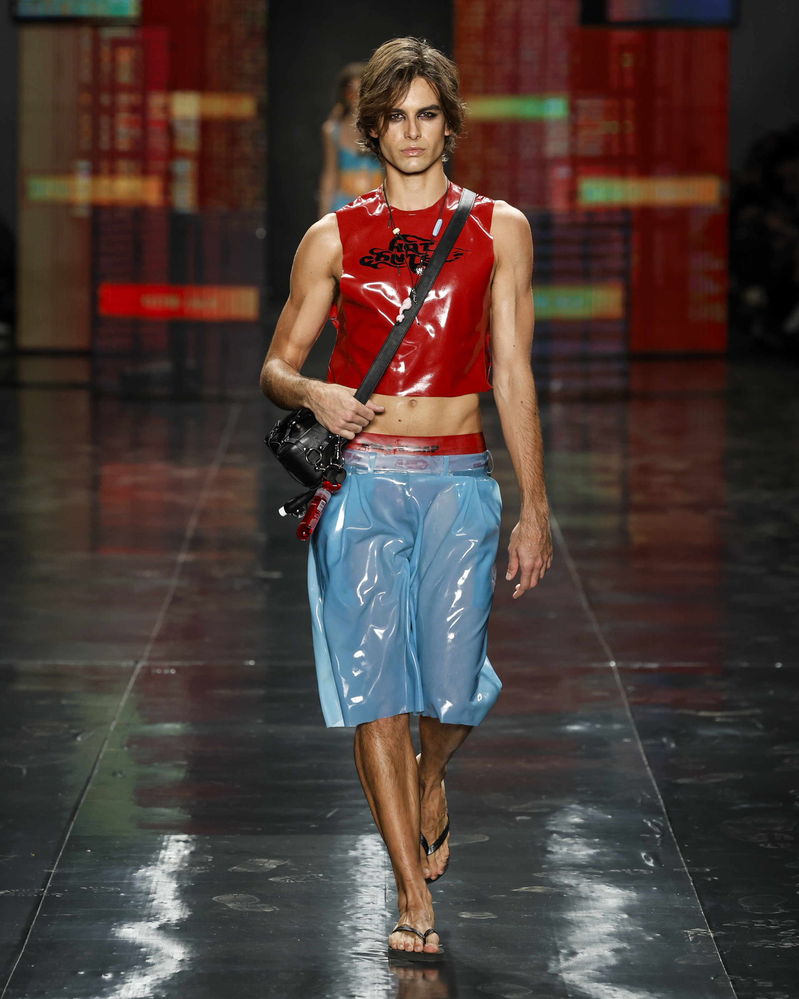 Sou de AlgodaoSPFW N60Foto: Ze Takahashi/ @agfotosite Modelo desfilando no desfile da Bold Strap SPFW N60 com maquiagem em tons escuros