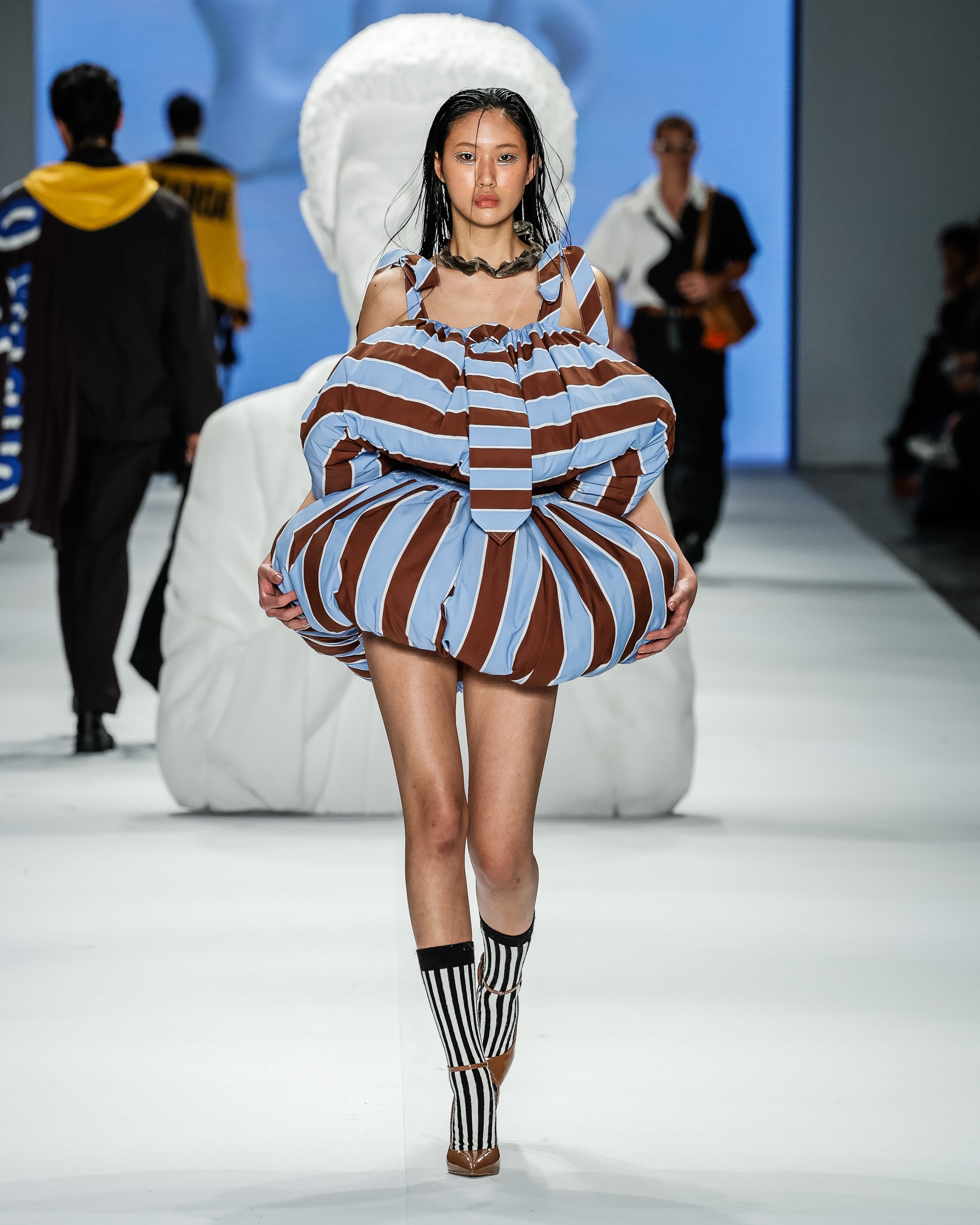 Led – SPFW N60 – Foto: Ze Takahashi / @agfotosite Modelo desfilando para a marca Led SPFW N60