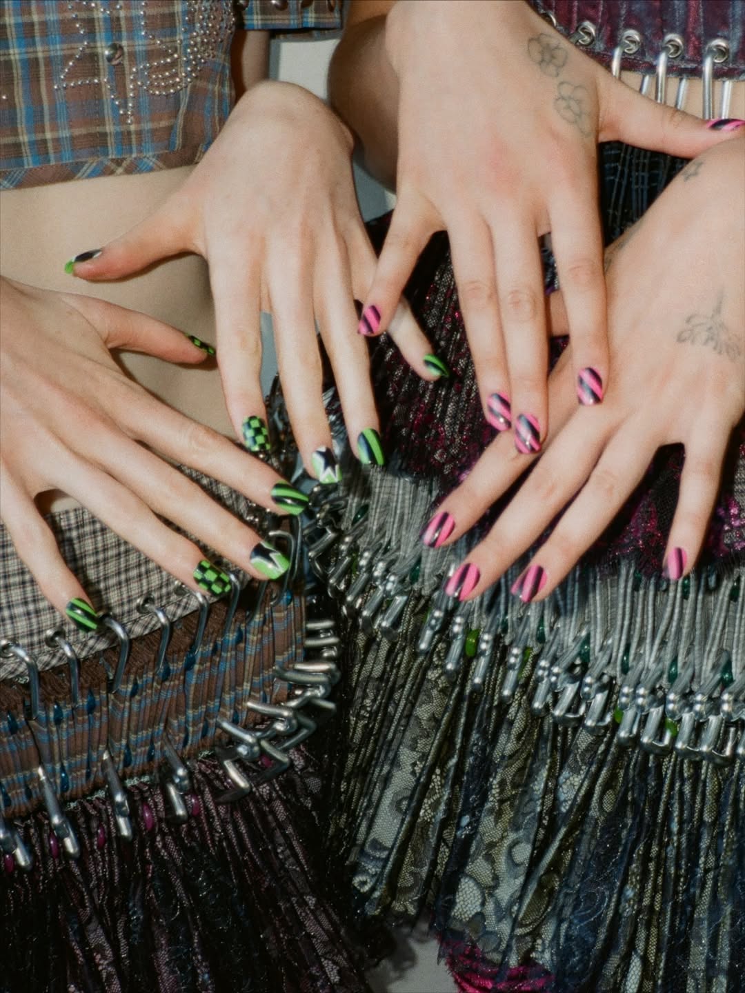 Unhas desfile Chopova Lowena Unhas neon para o desfile da marca Chopova Lowena
