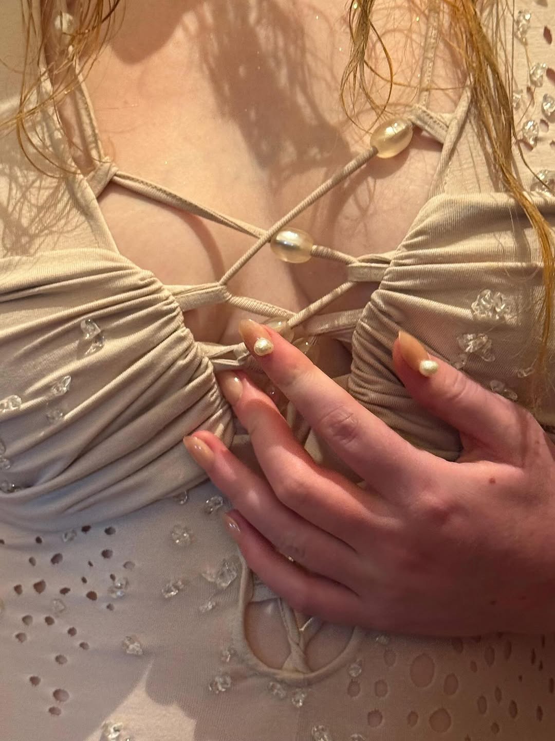 Unhas com pérolas para o desfile da marca DI PETSA