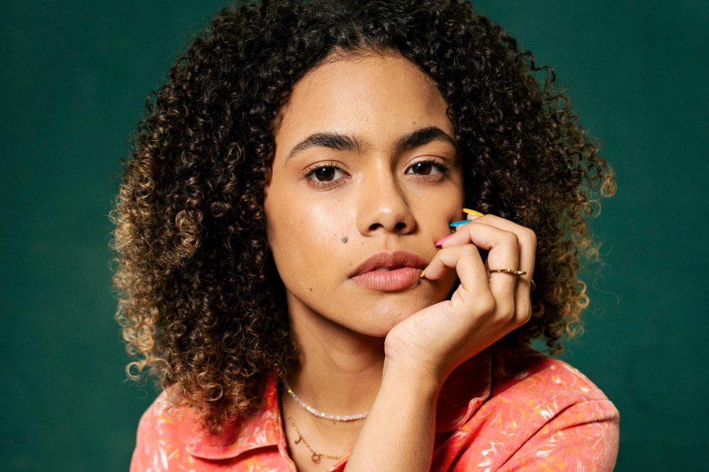 Alana Cabral caracterizada como Joélly posando para foto