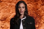Bruna Marquezine usa calça jeans vintage para desfile da Chanel em Paris