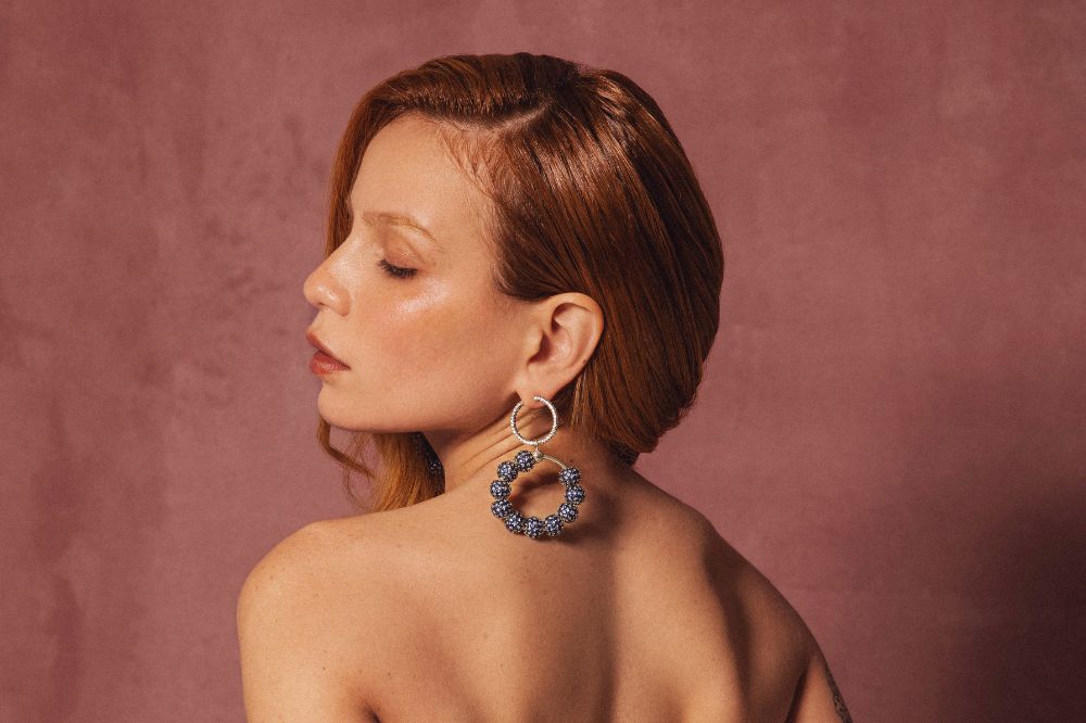 Carol Biazin posando para foto de costas olhando para o lado por cima do ombro