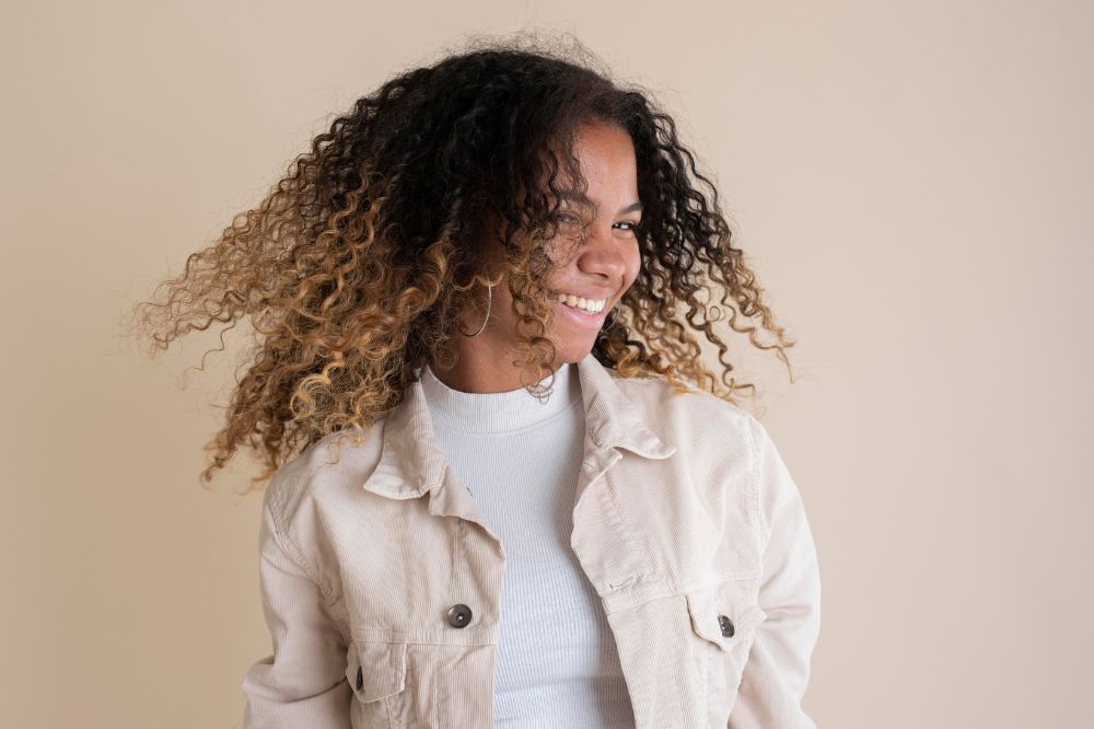 Cuidados simples para manter o cabelo cacheado saudável