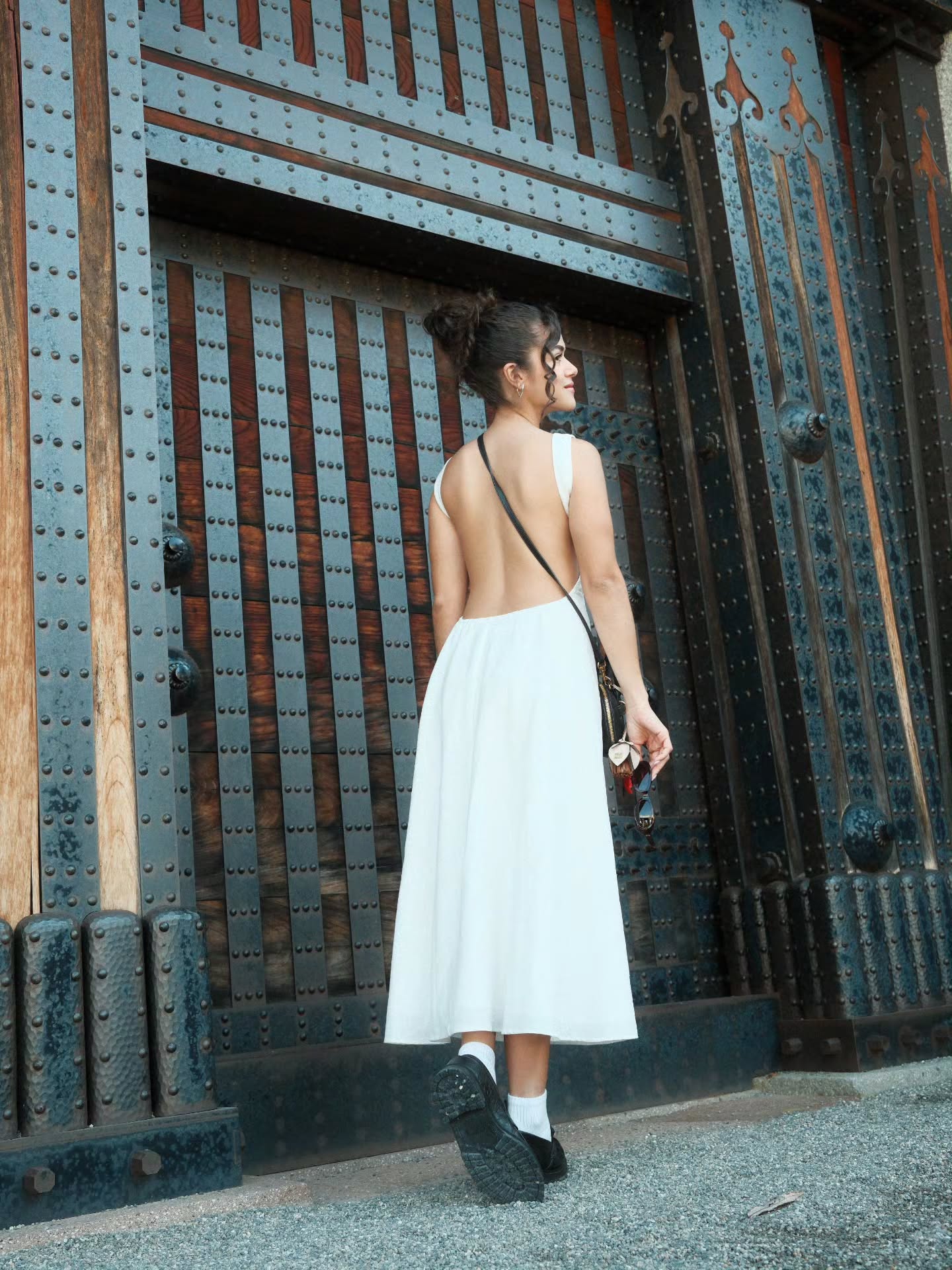 maisa-silva-look-vestido-primavera Maisa usa vestido branco com decote nas costas e mocassim preto
