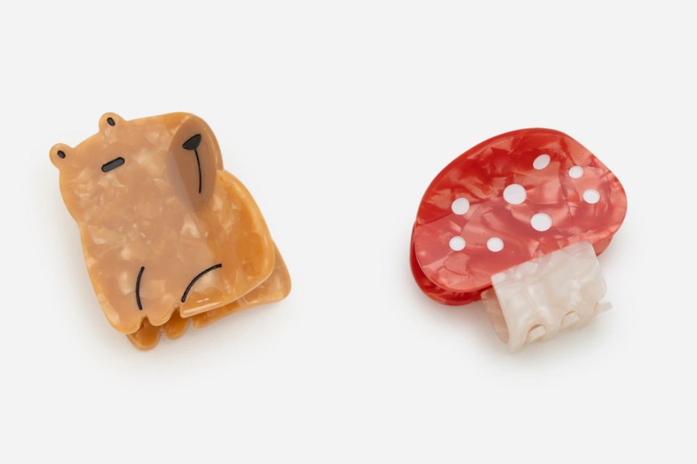 Piranhas de cabelo em formato de capivara e cogumelo