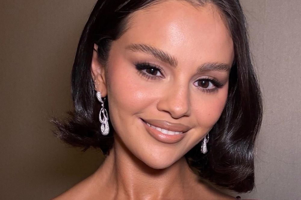 Selena Gomez aposta em maquiagem com 'lip combo' ousado