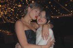 Selena Gomez compartilha fotos inéditas com Taylor Swift em casamento
