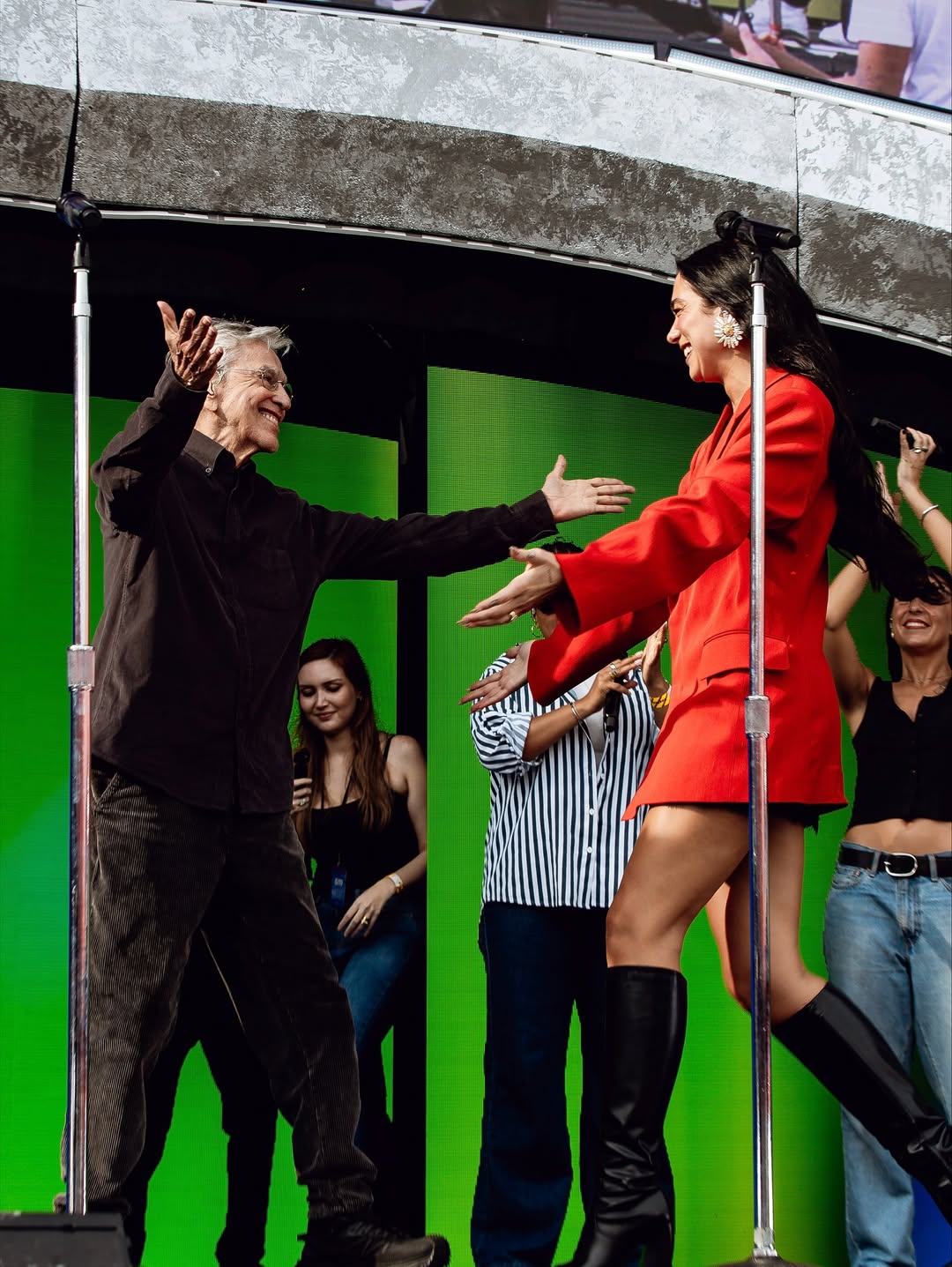 Dua Lipa em ensaio com Caetano Veloso e Carlinhos Brown