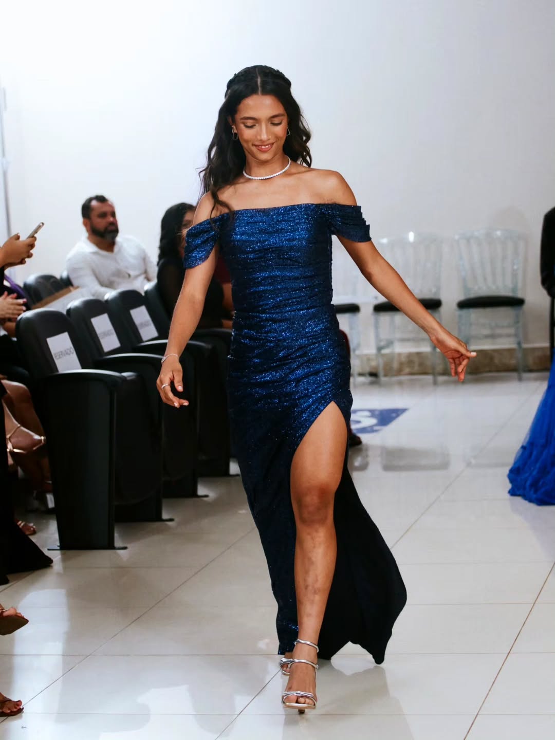 Rayssa Leal em sua formatura do ensino médio com vestido azul brilhoso