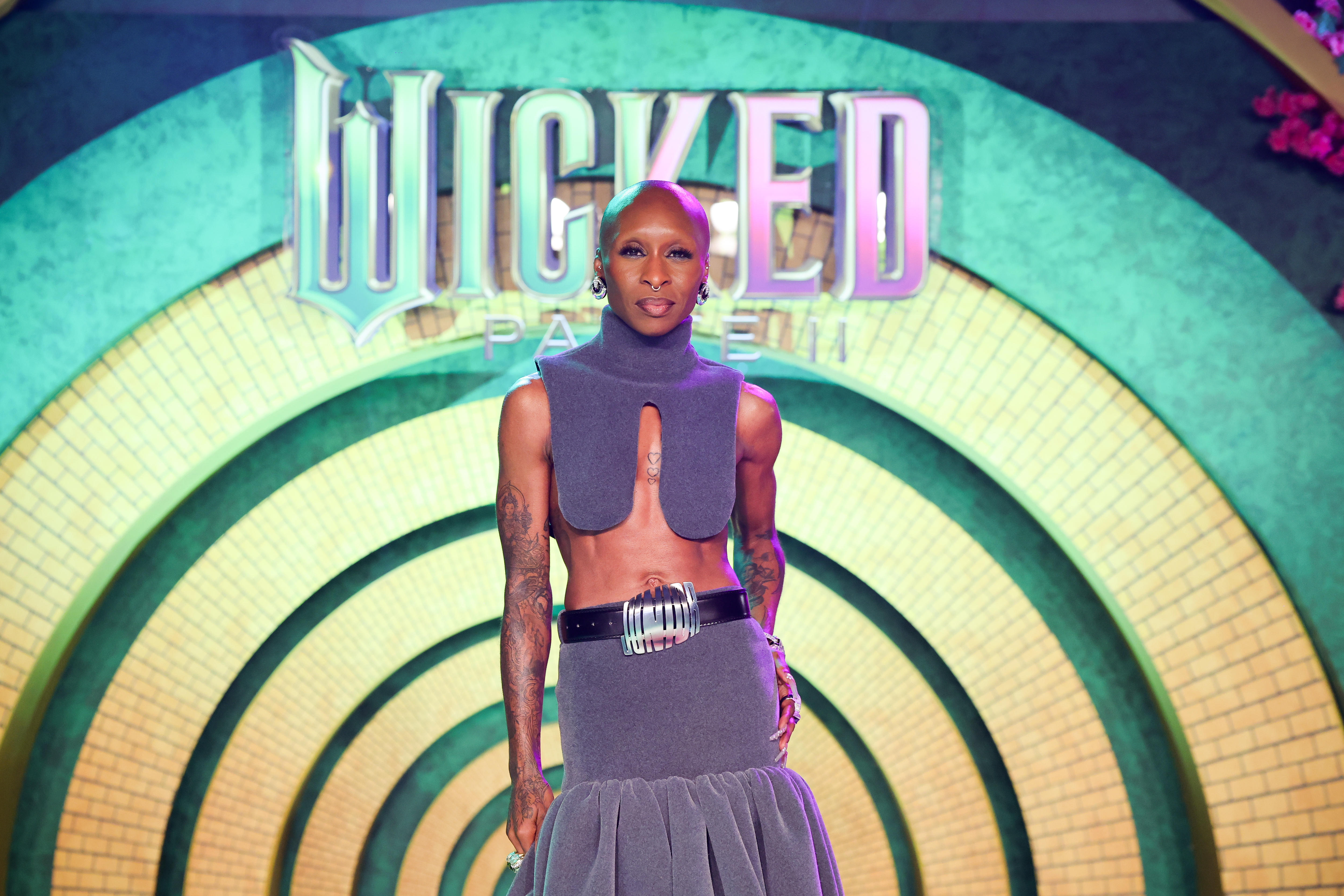 Cynthia Erivo posando para foto na première de Wicked em São Paulo, no Brasil