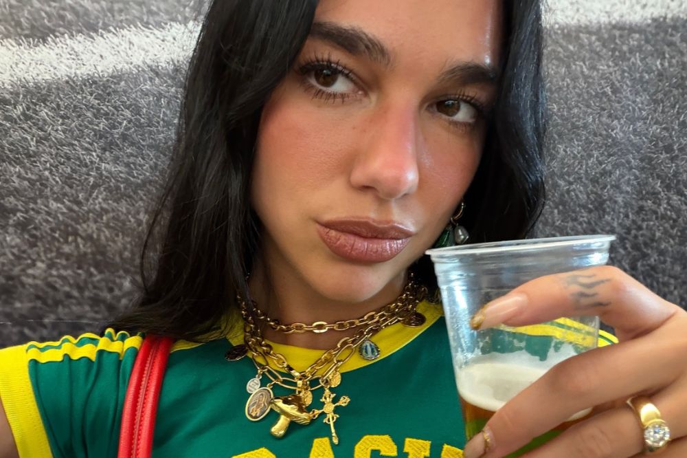 Looks da Dua Lipa com biquíni no Brasil