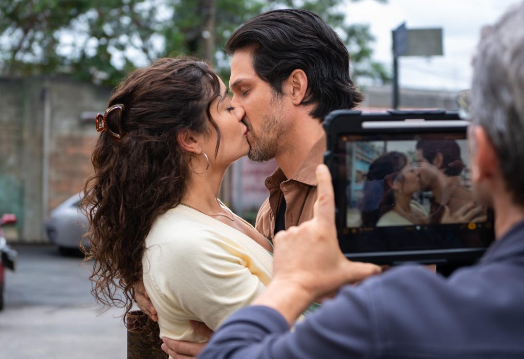 Gerluce (Sophie Charlotte) e Paulinho (Romulo Estrela) na novela 'Três Graças'