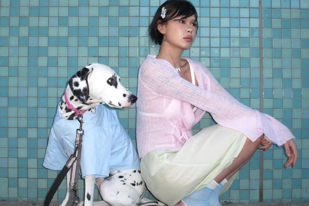 Jing Yu combina looks com seu cachorro dálmata