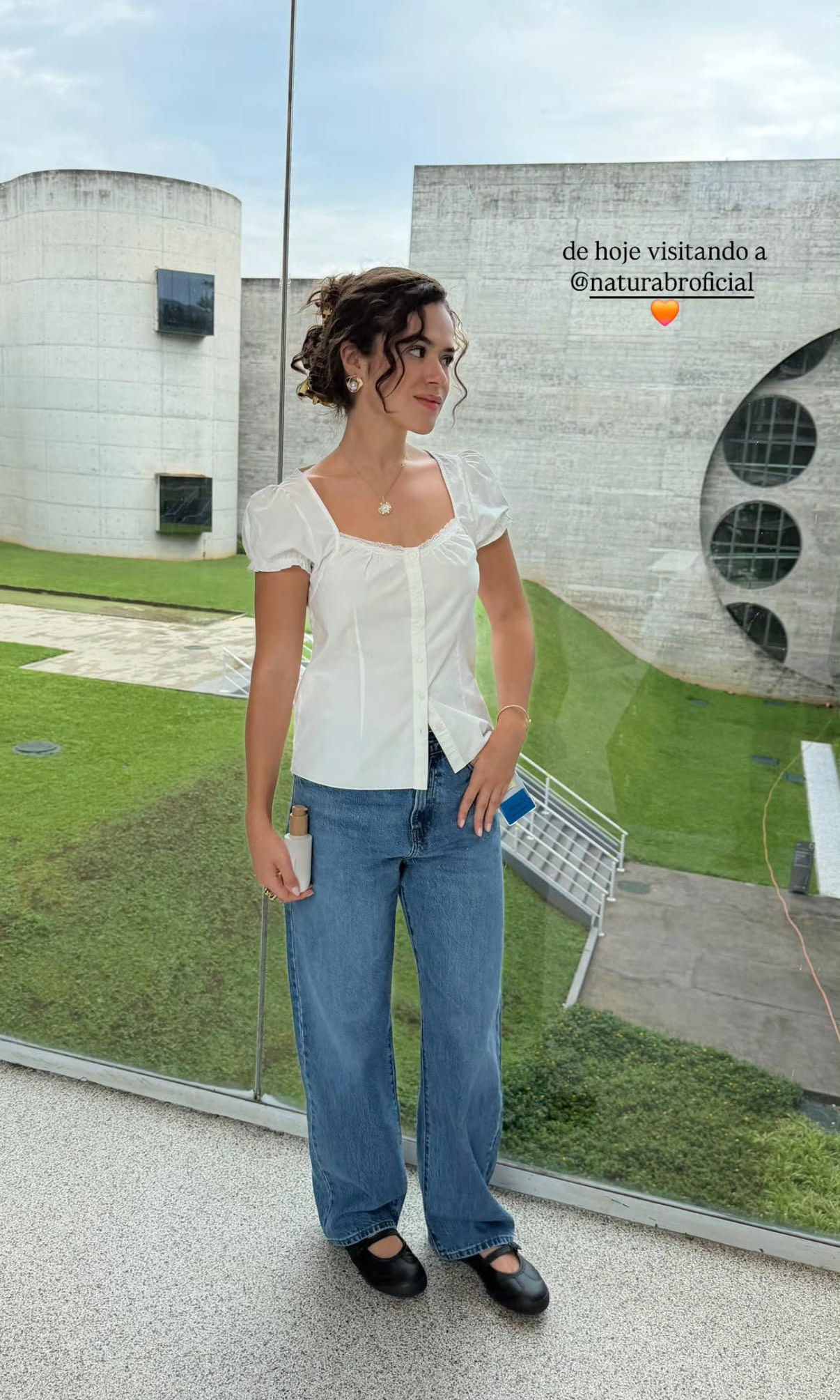 Look da Maisa com blusa branca, calça jeans e sapatilha preta