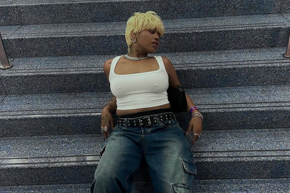 Duquesa usando look com calça jeans