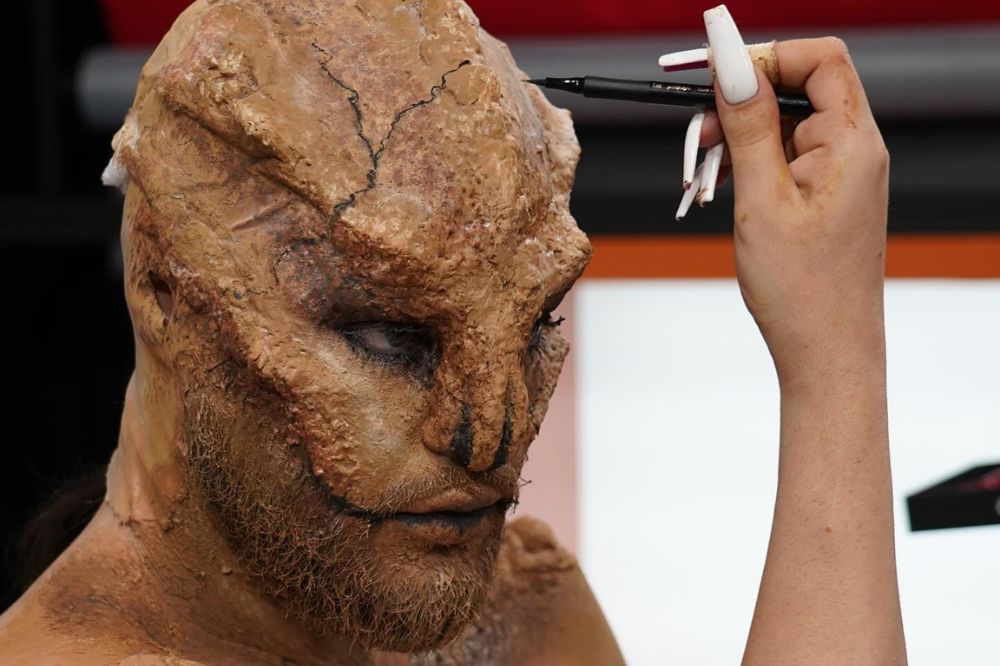 Huylson fazendo maquiagem artística no Corrida das Blogueiras 5