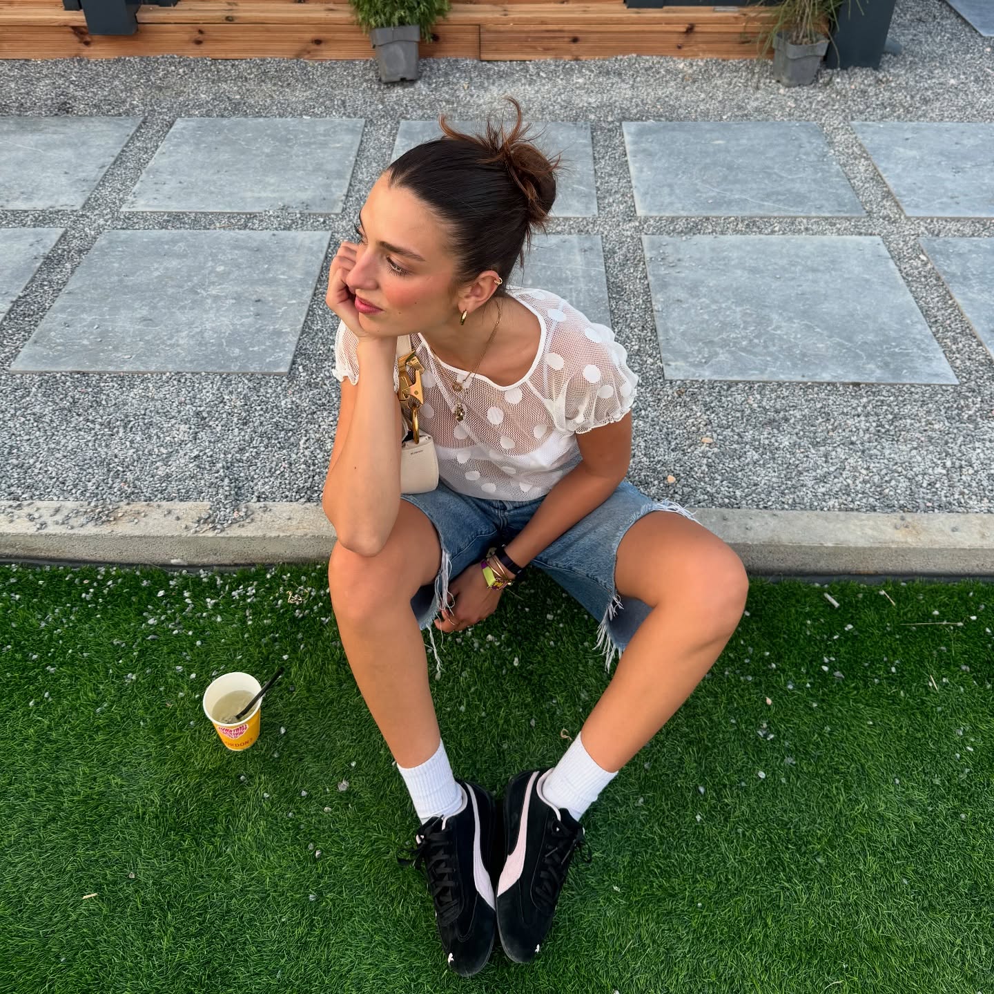 Look da Rina Lipa com bermuda jeans