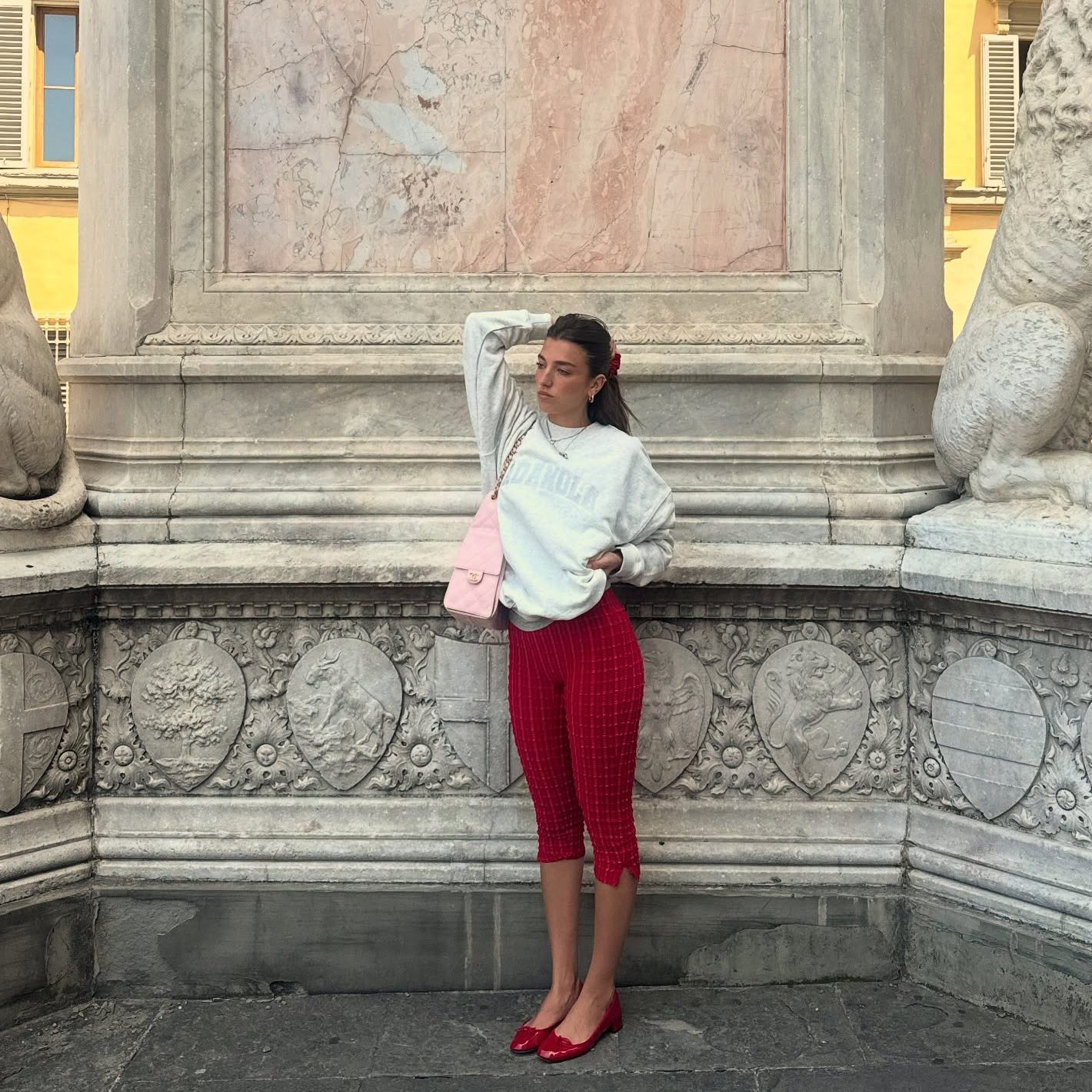 Look da Rina Lipa com calça capri