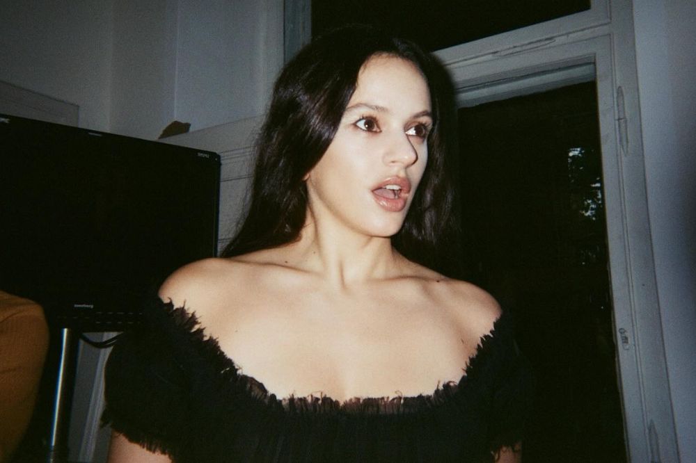 Rosalía usando blush branco nos bastidores do clipe de Berghain