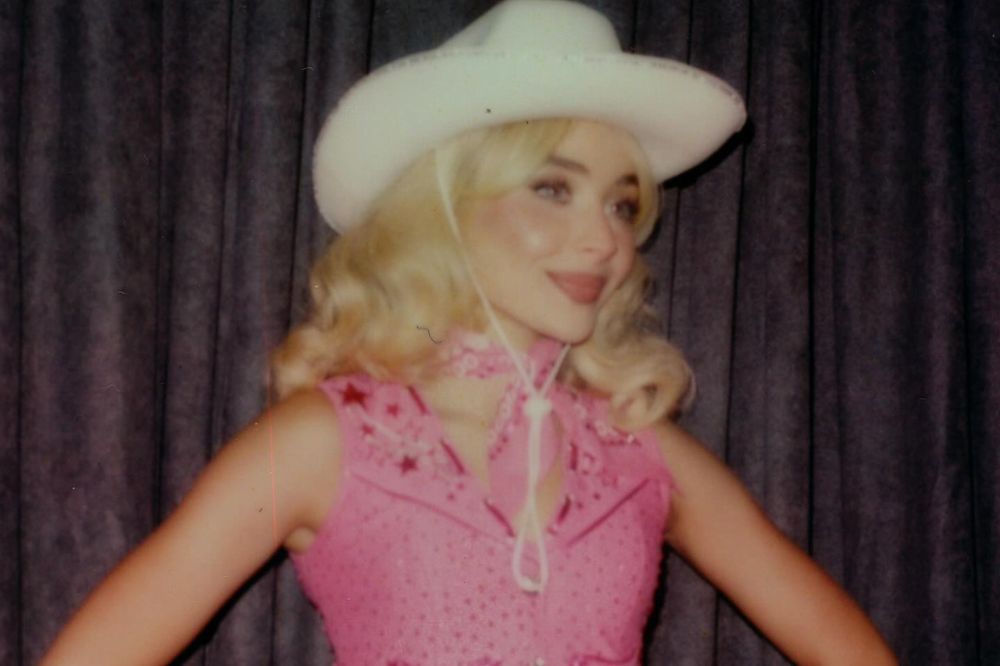 Sabrina Carpenter de Barbie no Halloween