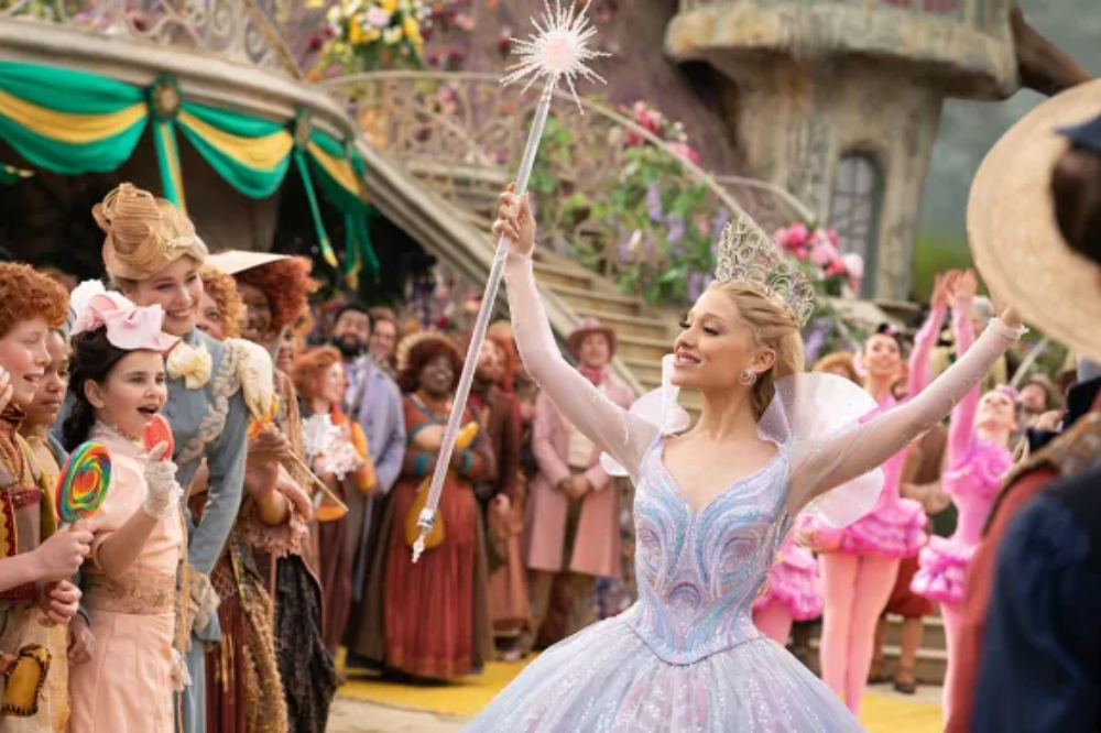Ariana Grande veste novo look azul de Glinda em 'Wicked: Parte 2'