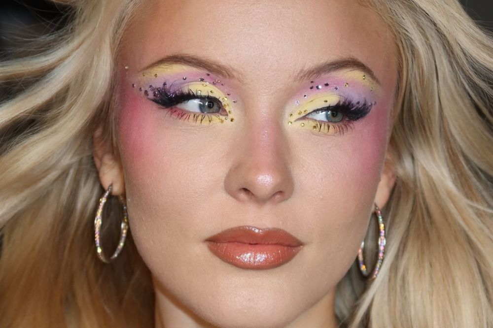 Maquiagem colorida com strass da Zara Larsson na Midnight Sun Tour